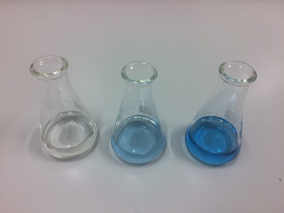 Fioles contenant des liquides de couleurs différentes