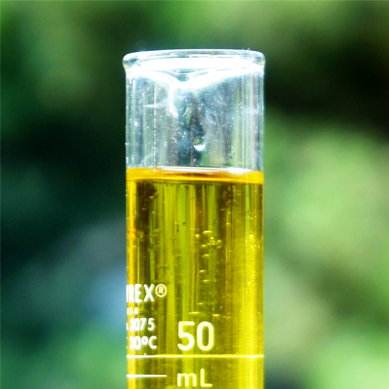Éprouvette contenant une colonne de liquides de densités différentes