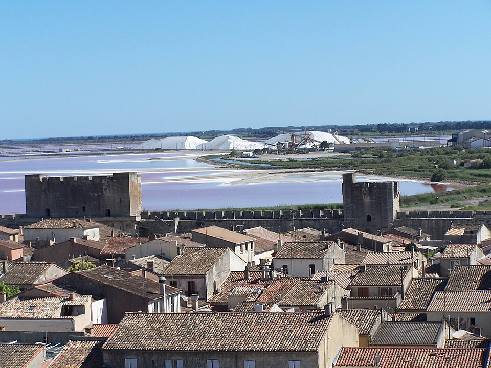 Camelles : monticules de sel récolté aux Salins d'Aigues-Mortes